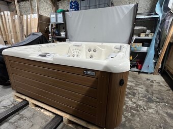 Vířivá vana Envoy HotSpring - 9