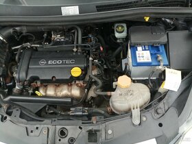 Opel Corsa 1,2 benzín 5 dveří - 9