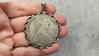Velká stříbrná mince - tolar Marie Terezie ve stříbrném rámu - 9