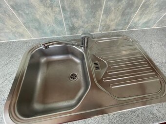 Moderní dřevěná kuchyňská linka se spotřebiči - 9