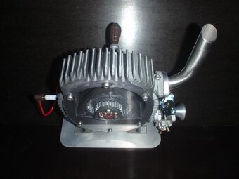 Velký (výška 25cm) výukový model Wankelova motoru - 9
