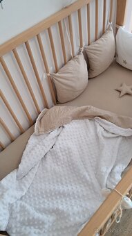 Dřevěná postýlka s vybavením - 9