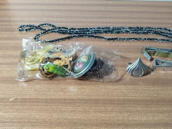 Dřevěná šperkovnice + bižuterie - 9