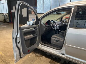 Touran 1.9TDI 77kW,7.Míst,Webasto,Tažné,Bez koroze - 9