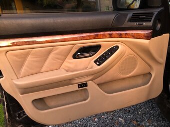 BMW e39 - interiér - 9