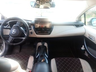 Toyota Corolla sedan hybrid 1.8 stříbrná - 9