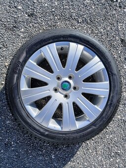 Kompletní zimní orig alu Škoda Superb 205/50/17 vzorek 7mm - 9