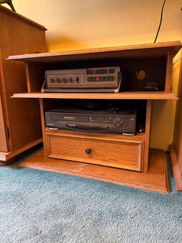 Rustikální komody,tv stolek a vitrína - 9