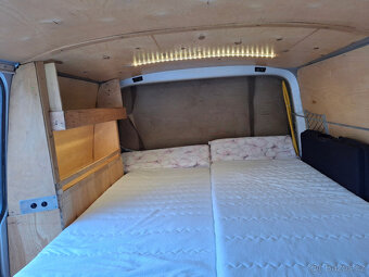 Prodám auto s obytnou vestavbou VW T5 - 9