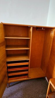 prodám knihovnu a skřín, peřiňák, stolek - 9