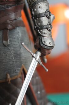 Zaklínač Geralt z Rivie v medvědí zbroji - 9