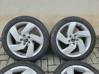 Alu kola vw 5x112 r17 7,5j et51 letni pneu 225/45/17 - 9
