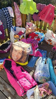 Oblečení po dětech, plyšáci, stan, a spousta dalšího - 9