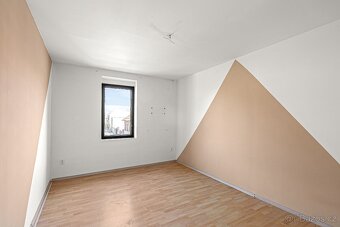 Multifunkční objekt přímo na náměstí v Sadské - 9