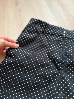 Elegantní kalhoty s bílými puntíky - 9