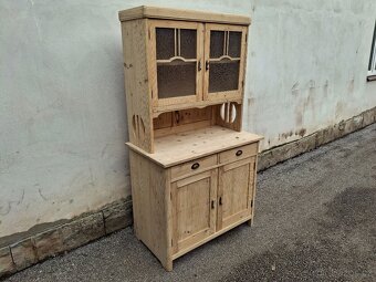 STAROŽITNÁ KREDENC PO CELKOVÉ RENOVACI - 9