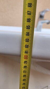 Koupelnová skříňka s unyvadlem a baterii - 9