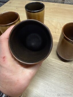 Sada 6 kameninových hrnků v hnědé glazuře - 9