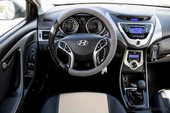 Hyundai Elantra 1.6i D-CVVT Style - 9