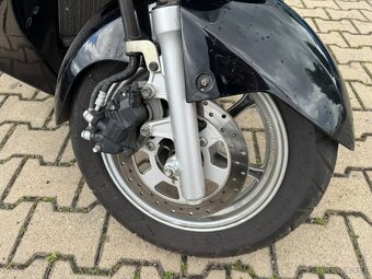 Suzuki Burgman 200G 13,5 KW MALÉ KM - 9