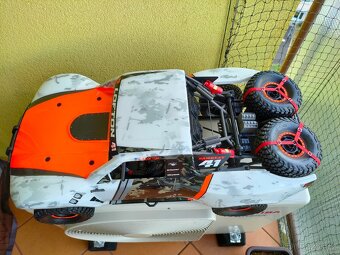 RC Traxxas Unlimited Desert Racer 1:8 TQi RTR s LED Fox - 9