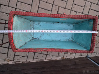 Starý kočárek košatina – retro, starožitnost - 9