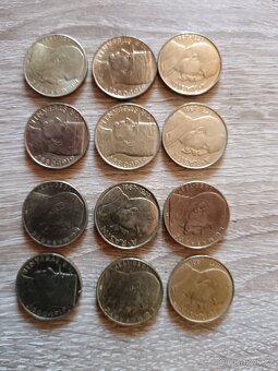 Pár bankovek a kovových mincí - 9