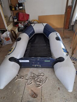 Prodám gumový člun Zodiac i s motorem - 9