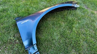 VW TOUAREG 7L - PŘEDNÍ PRAVÝ BLATNÍK - 9