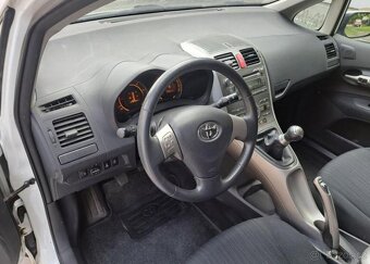 Toyota Auris 1,4 D4-D nafta manuál 66 kw - 9