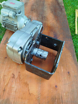 motor s převodovkou 3,5 ot/minutu - 9