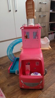 Velký Barbie karavan + panenky - 9