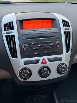 Kia Ceed 1.4i Combi / 96700km / tažné / dvě sady kol / klima - 9