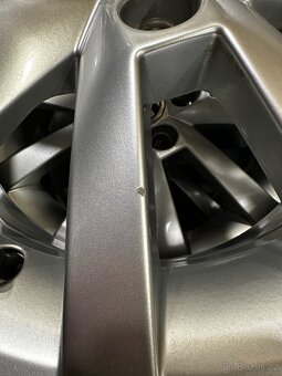 Originál Škoda disky s novými pneu - 9