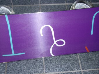 TOP DÍVČÍ SNOWBOARD BURTON FEATHER 152 CM+BURTON VÁZÁNÍ - 9