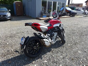 MV Agusta Stradale 800 - 9