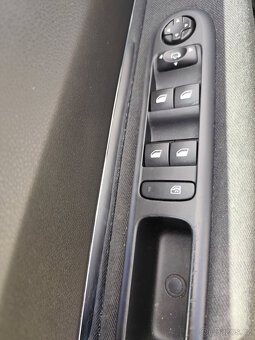 Prodám Peugeot 5008, 2.0 HDI, 110 kW, reg. 12/2016 - 9