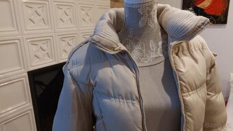 Zimní prošívaná bunda s kapucí - 9