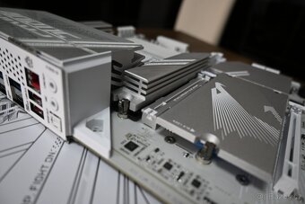 Gigabyte X870 AORUS ELITE WIFI7 ICE - 9