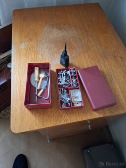 Šicí stroj Lucznik 438 ve skříni - 9