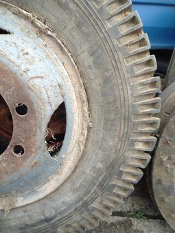 Kola po stoje zemědělské techniky a zetor 25 - 9