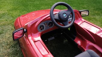 šlapací auto BMW 645 CI + semafor a dopravní značky - 9