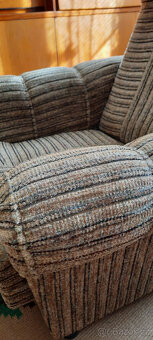 Daruji za odvoz dvě zachovalá čalouněná křesla+šicí stroj - 9