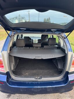 Toyota Corolla Verso 1,8 VVT-i 95 KW r.v.2004 . - 9