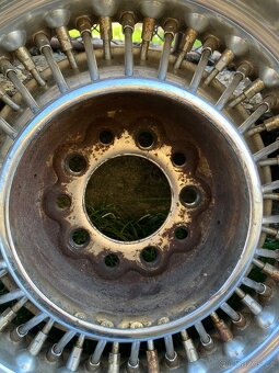 Usa kola V8 - 9