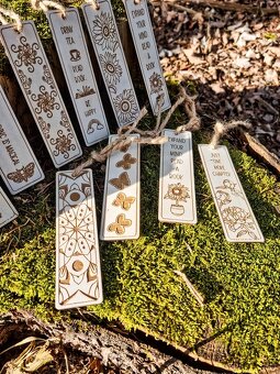 Dřevěná záložka do knihy s originálním designem V2 - 9