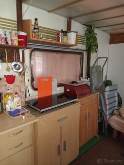 Karavan s dřevěnou přístavbou - 9