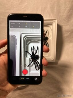 iPhone 11, 64GB černý - 9