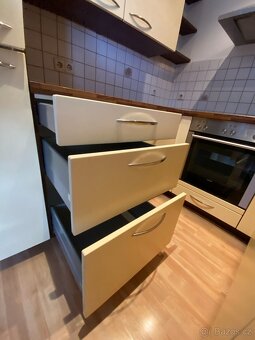 Moderní kuchyňská linka se spotřebiči - 9
