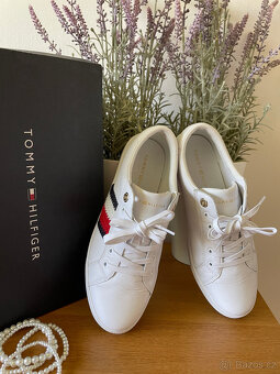 Bílé kožené tenisky Tommy Hilfiger, vel. 40 - 9